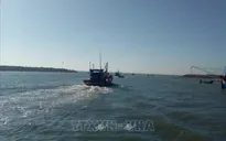 Đưa 4 ngư dân gặp nạn trên vùng biển Cô Tô vào bờ an toàn