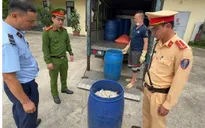 Phát hiện hơn 1 tấn lòng lợn bốc mùi trên đường đi tiêu thụ