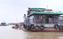 Nhiều bến bãi hoạt động không phép, ngang nhiên lắp đặt máy móc, bốc dỡ hàng hóa