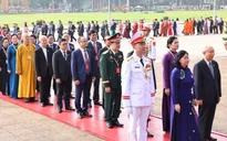 Đoàn đại biểu dự Đại hội Mặt trận Tổ quốc Việt Nam vào Lăng viếng Chủ tịch Hồ Chí Minh