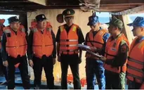 Bàn giao 2 tàu cá cùng 10 ngư dân gặp nạn cho lực lượng chấp pháp Trung Quốc