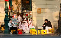 Khi online chi phối đời thực: "Sống ảo" hay trải nghiệm thật mới quan trọng?