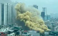 Cháy cửa hàng kinh doanh Volume ở Hà Nội, cột khối bốc cao hàng chục mét