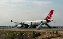 Máy bay Turkish Airlines bốc khói khi hạ cánh tại sân bay Nepal