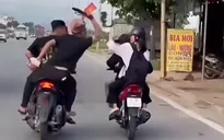 Nhóm thanh niên đi xe không biển số, dùng dép đánh người đi đường