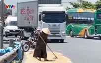 Biến lòng đường thành sân phơi lúa: Tiềm ẩn nhiều nguy cơ tai nạn