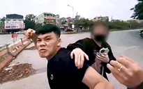 Né chốt đo nồng độ cồn, nam thanh niên lao xe vào CSGT rồi tấn công cán bộ làm nhiệm vụ