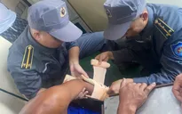 Tàu kiểm ngư kịp thời cấp cứu ngư dân bị tai nạn lao động trên biển