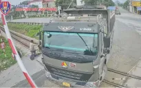 Từ 15/5, ô tô vượt rào chắn đường sắt bị phạt đến 20 triệu đồng
