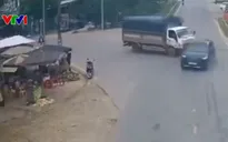 Thiếu quan sát khi qua nút giao, xe tải đâm mạnh vào đuôi xe con
