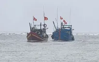 Thanh Hóa: 2 tàu cá bị chìm do dông lốc, huy động lực lượng khẩn trương cứu hộ