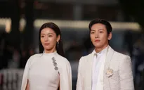 Phim của Jun Ji Hyun và Ji Chang Wook nhận tràng pháo tay nhiệt liệt tại LHP Cannes