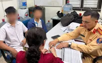 Hà Nội: Xử lý hai thanh niên đầu trần điều khiển xe máy lạng lách trên đường