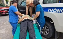 CSGT Hà Nội kịp thời hỗ trợ người phụ nữ bị ngất bên đường đi cấp cứu