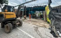 Hà Nội: Tháo dỡ hàng loạt mái che, khung sắt dựng trái phép làm bãi xe