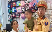 Hà Nội: CSGT kịp thời giải cứu cháu bé 5 tuổi đi lạc ra đường