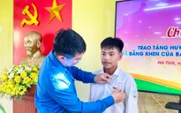 Trao tặng Huy hiệu “Tuổi trẻ dũng cảm” cho nam sinh lớp 9 cứu người đuối nước