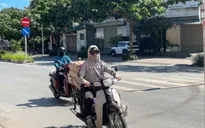 Yên xe, mặt đường nóng tới hơn 70 độ, người dân Hà Nội chật vật mưu sinh