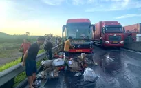 Cháy xe khách chở 33 người trên cao tốc Hàm Nghi - Vũng Áng