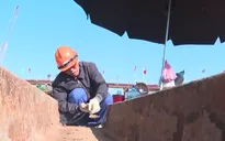 Công nhân vượt nắng nóng giữ tiến độ công trình trọng điểm