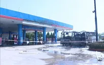 Xe khách 45 chỗ bốc cháy ngùn ngụt trước cây xăng