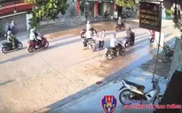 Bé gái bị xe máy tông khi chạy qua đường