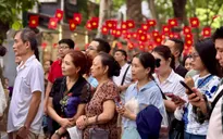 Phụ huynh hồi hộp chờ con làm thủ tục thi lớp 10 Hà Nội