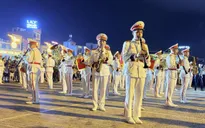 Hàng nghìn người dân đổ về Quảng trường Lam Sơn xem biểu diễn quân nhạc Công an nhân dân