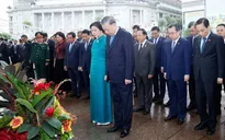 Tổng Bí thư, Chủ tịch nước Tô Lâm dâng hoa tưởng niệm Chủ tịch Hồ Chí Minh tại Singapore