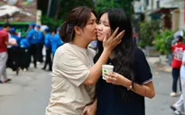 Những hình ảnh ấm áp trong ngày đầu thi lớp 10 Hà Nội