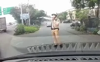 Người đàn ông tự xưng thầy dạy lái ô tô đi sai làn, cãi CSGT