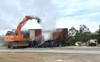 Xe đầu kéo chở bia cháy trơ khung trong đêm