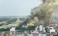Cháy xưởng sản xuất nhựa ở Hà Nội, cột khói bốc cao hàng chục mét