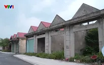 Nhiều chợ xây xong bỏ hoang, biến thành nơi chứa đồ phế thải, nuôi nhốt động vật
