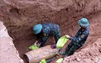 Khoanh vùng khẩn cấp hiện trường phát hiện bom 230 kg còn sót lại sau chiến tranh