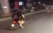 Không đội mũ bảo hiểm, lạng lách nhiều vòng trên phố, 3 thiếu nữ bị lập biên bản