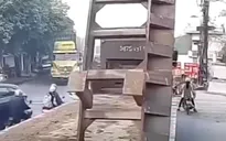 Xe máy lọt điểm mù xe tải tại nút giao, nữ tài xế may mắn thoát nạn