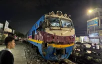 Hà Nội: Xe tải băng qua đường ngang khi đèn cảnh báo hoạt động bị tàu hỏa tông trúng