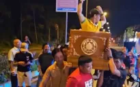 Vụ khiêng quan tài có người sống bên trong giữa phố: Công an mời những người liên quan làm việc