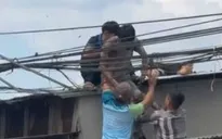 Leo lên mái nhà lắp biển quảng cáo, 2 người bị điện giật