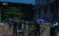 Bộ đội cùng công nhân xuyên đêm xây trường nội trú cho học sinh vùng biên Quảng Trị