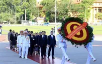 Thủ tướng Lào đặt vòng hoa tưởng niệm Anh hùng liệt sỹ và vào Lăng viếng Chủ tịch Hồ Chí Minh