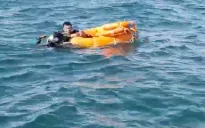Chìm ca nô du lịch trên biển Cửa Đại, cứu kịp thời 19 người
