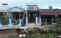 Sạt lở bờ sông ở Cần Thơ đe dọa nhiều hộ dân