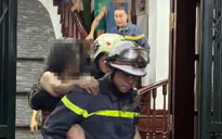 Cắt "chuồng cọp" giải cứu 4 người trong ngôi nhà cháy ở Hà Nội