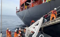 Cứu nạn thuyền viên Philippines nghi tai biến trên biển Khánh Hòa