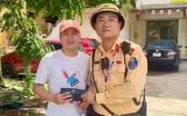 CSGT Hà Nội trao trả ví chứa gần 30 triệu đồng cho người dân