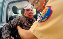 Cảnh sát giao thông kịp thời đưa người bị tai nạn giao thông đi cấp cứu