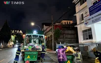 Công nhân môi trường đội mưa làm việc xuyên đêm để giải tỏa các điểm tập kết rác