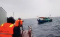 Hải quân cứu hộ kịp thời tàu cá cùng 4 ngư dân gặp nạn trên biển